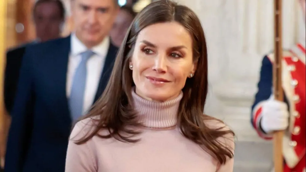 Perfección: la reina Letizia reaparece junto a Felipe VI en un refinado y hermoso look en color lila