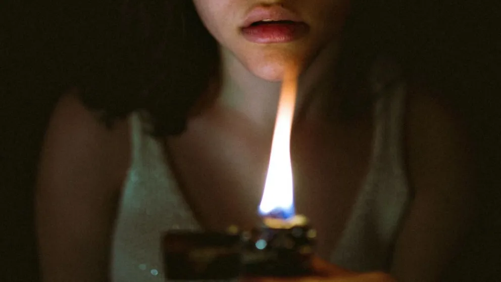 Una joven de 18 años le prendió fuego a su pareja y lo mató