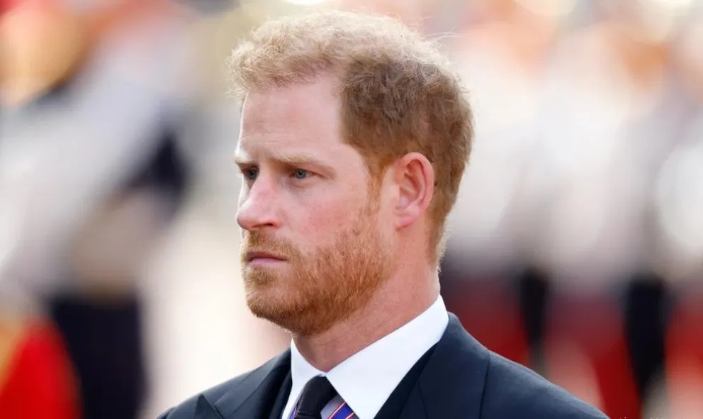 El príncipe Harry llegó de sorpresa y custodiado a Londres, se enfrenta a un terrible juicio 