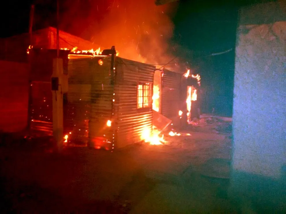 Un voraz incendio dejó a familias en la calle y dos perritos muertos que no pudieron salvar  