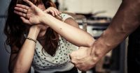 Violentos sin límites: su ex pareja le pidió para útiles y él la golpeó en frente de un policía  