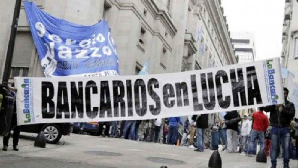 Empleados bancarios consiguieron un incremento salarial de 66%: cuándo comienza a cobrarse y hasta cuándo rige