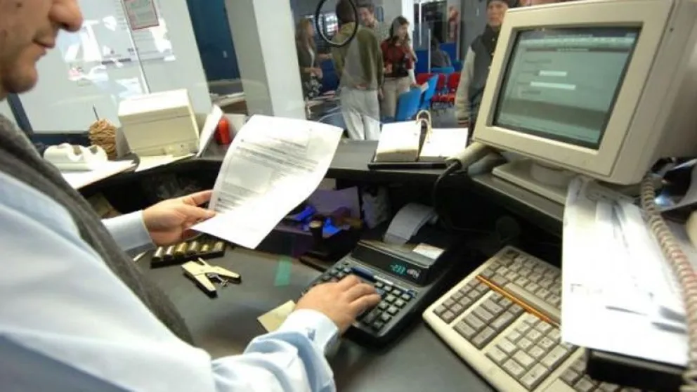 Empleados bancarios festejan su día con un bono de $460.000 y un incremento salarial del 28%