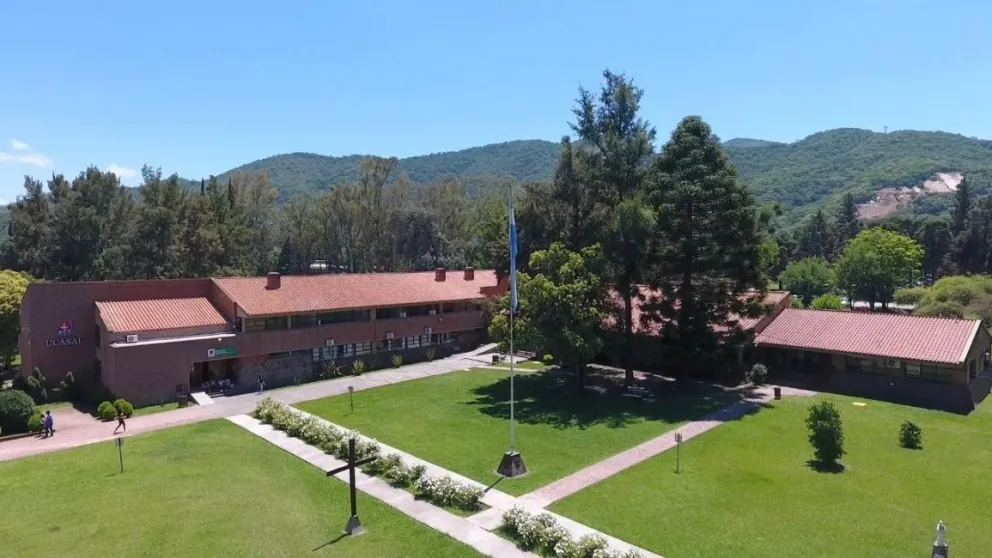 Abusaron grupalmente de una joven a la salida de la Universidad Católica: intentaron ingresarla a un baldío
