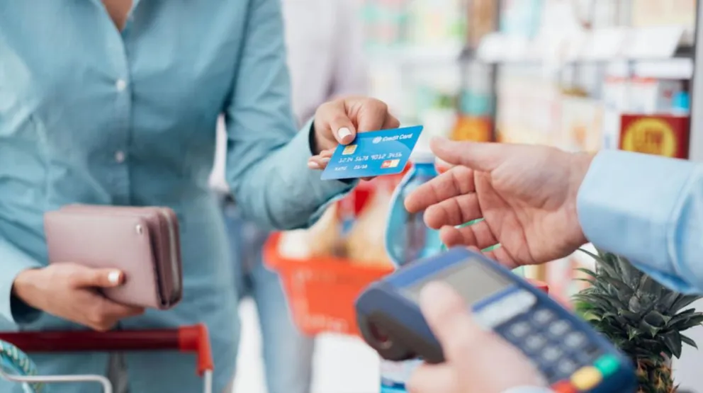 Robó dinero y una tarjeta de crédito, fue captada por cámaras de seguridad haciendo compras