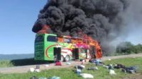 Micro arde en llamas con pasajeros a bordo en Tucumán
