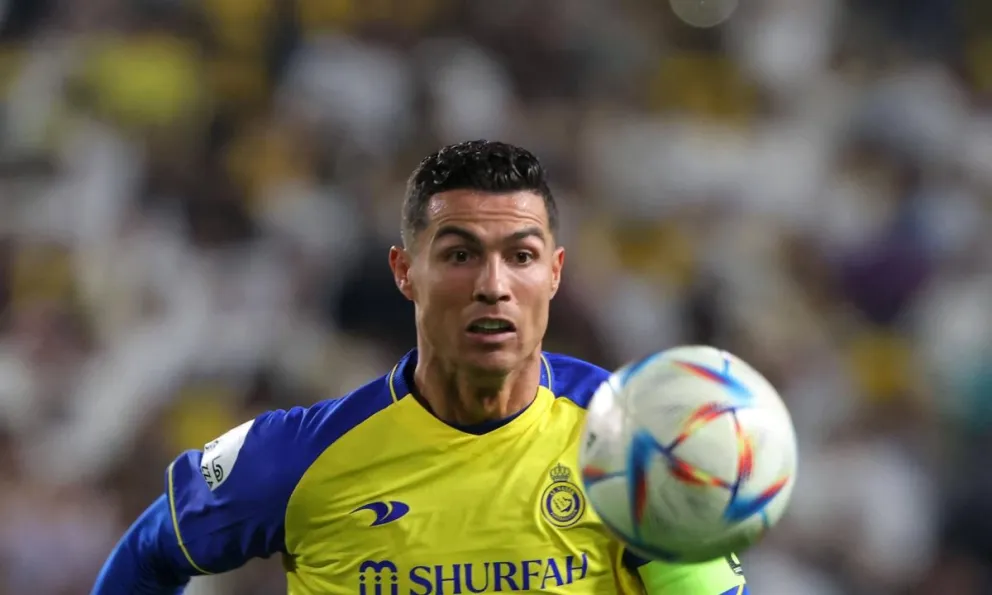 El impresionante look de Cristiano Ronaldo para mostrarse desde el balcón de su departamento