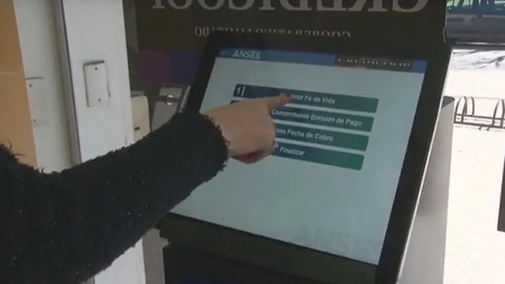 Increíble: estos son los bancos que aún solicitan la Fe de Vida a los jubilados para que puedan cobrar 