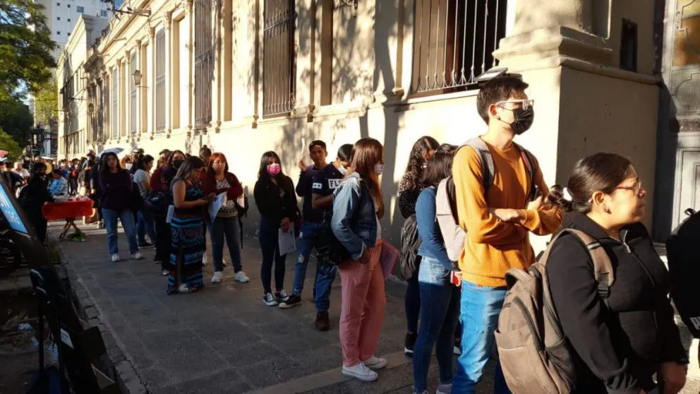 Largas filas se forman en los hospitales y piden incrementar los turnos disponibles