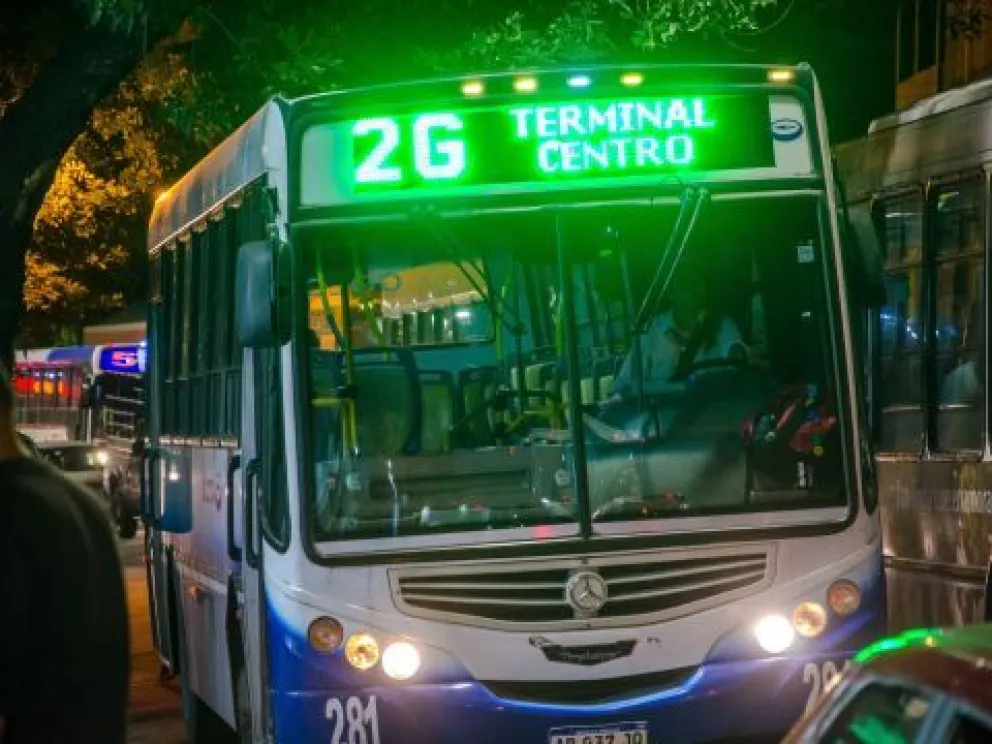 Una salteña denunció a un chofer de SAETA por poner en peligro la vida de sus hijos mientras bajaba del colectivo