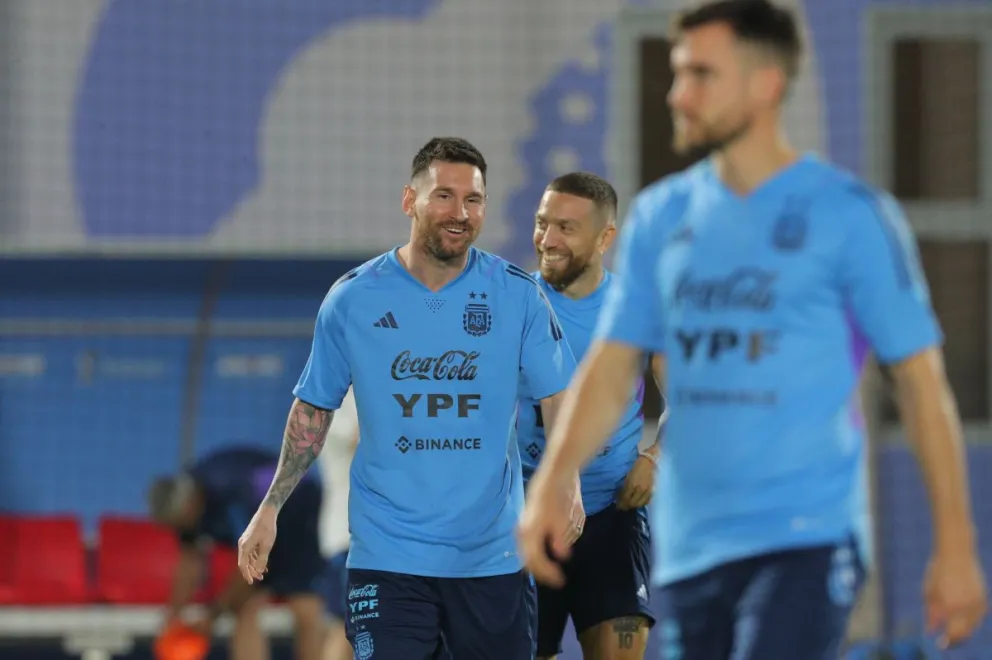 Emociona a la Argentina: el gesto de Lionel Messi con De Paul y Otamendi que rompió las redes