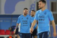 Emociona a la Argentina: el gesto de Lionel Messi con De Paul y Otamendi que rompió las redes