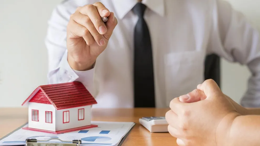Robaron millones con una inmobiliaria trucha, les dieron domiciliaria y podrían seguir estafando 