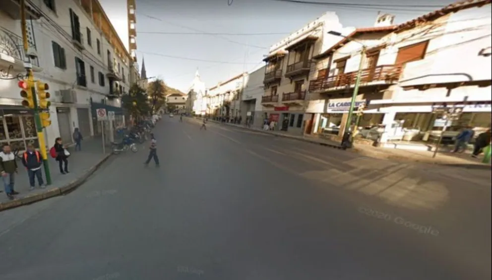 Desesperación y angustia: a un hombre se le cayó un audífono de $15 millones en una alcantarilla