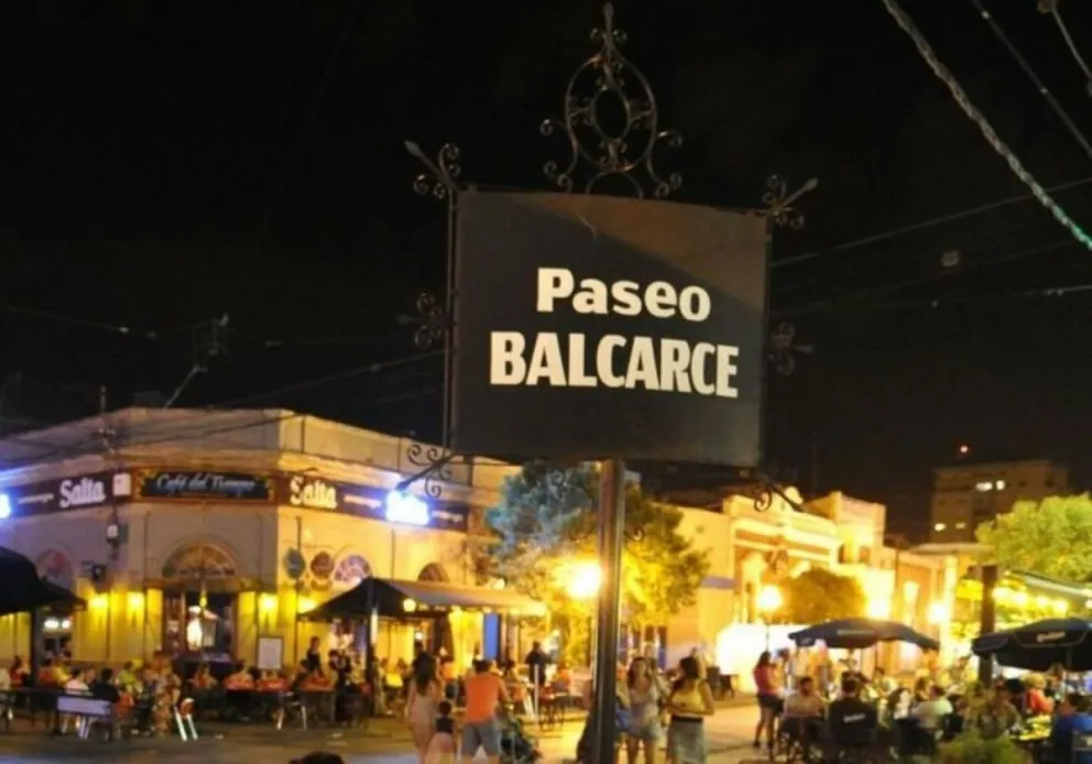 Un policía golpeó y detuvo sin razón a un joven en la Balcarce: lo negó todo