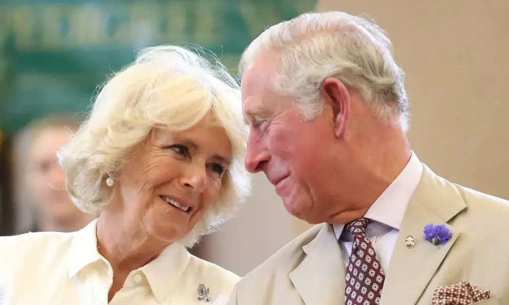 El amor y la ternura que Carlos III jamás le dio a Lady Di: así es cómo trata a Camila Parker