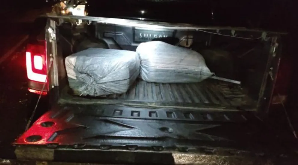 Delincuentes abandonaron una camioneta con 34 kilos de marihuana 