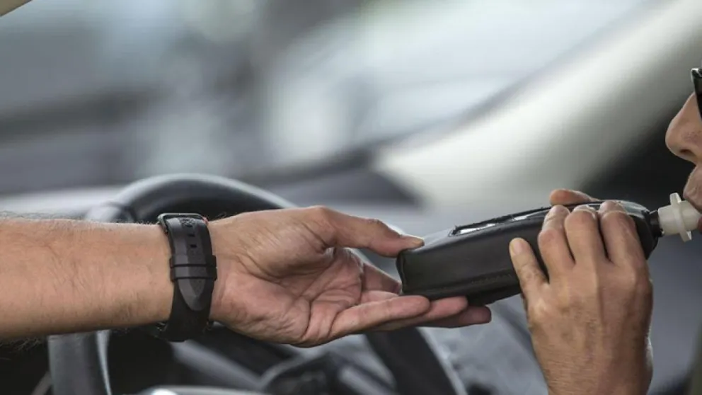 Chocó borracho, quiso escapar empujando y terminó perdiendo el auto    