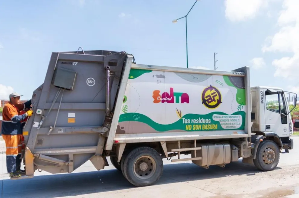 Centro salteño lleno de basura pese a que la recolección estaba suspendida por el feriado