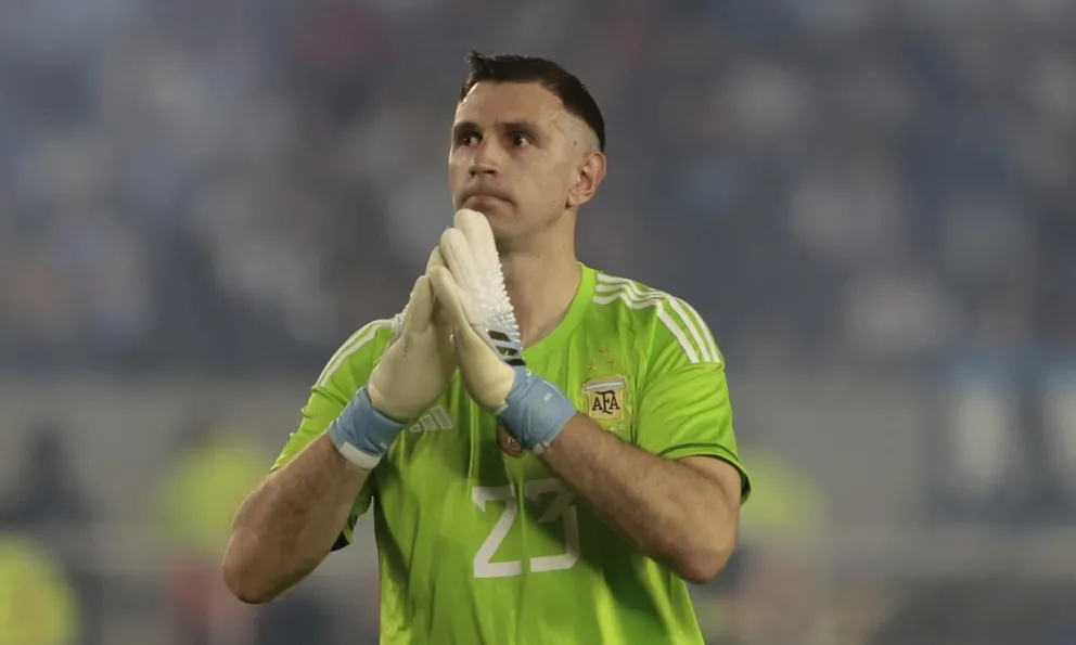 No lo superan: en Francia destrozan al Dibu Martínez por su festejo en el partido de Argentina