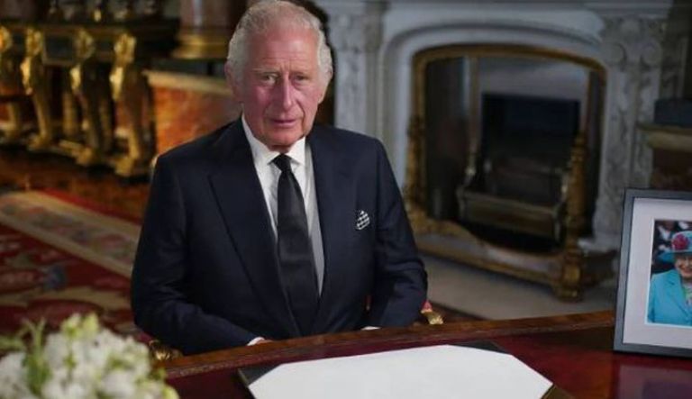 Sin precedentes: el insólito atributo de Carlos III que desató rumores de oscura secta y generó gran pánico