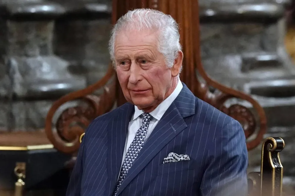 El rey Carlos III busca mostrar poder y liderazgo sometiendo a la familia real a una práctica arcaica y en desuso