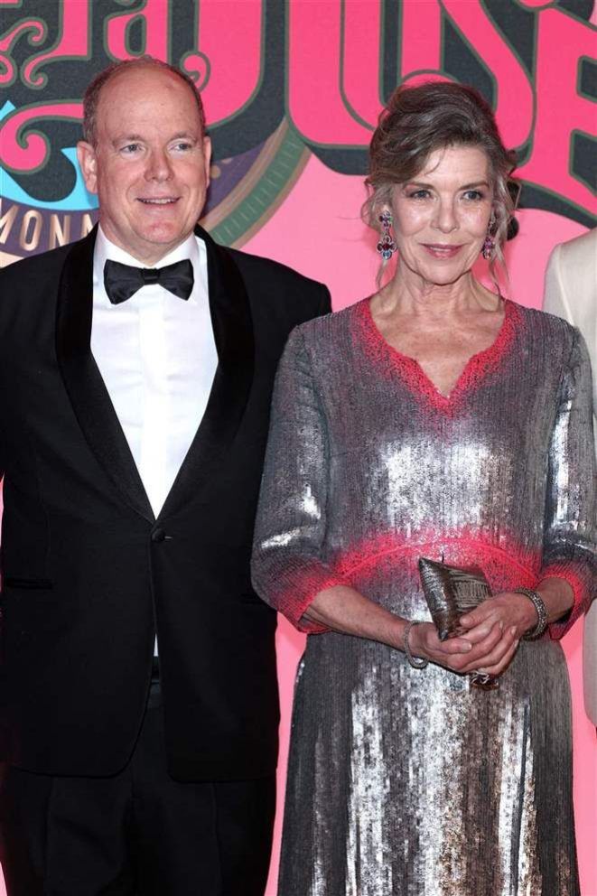 Escándalo en el Baile de la Rosa: la mirada del público se posó en Carolina de Mónaco y Carlota Casiraghi 