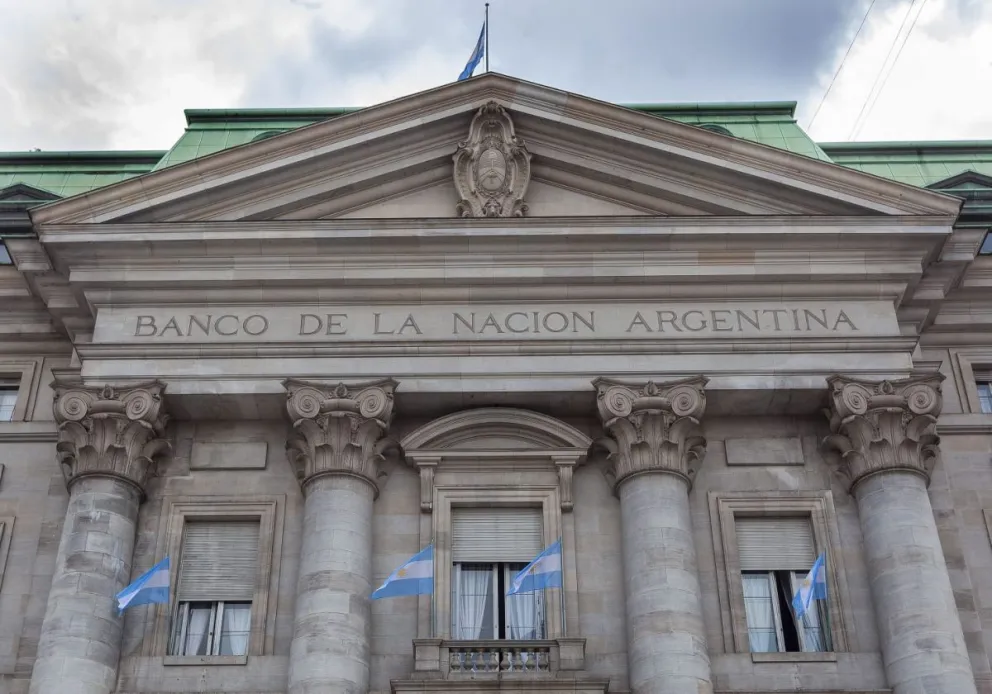 Escándalo: Luis Caputo obliga al Banco Nación a pagar de más por depósitos en dólares para frenar la fuga de reservas 