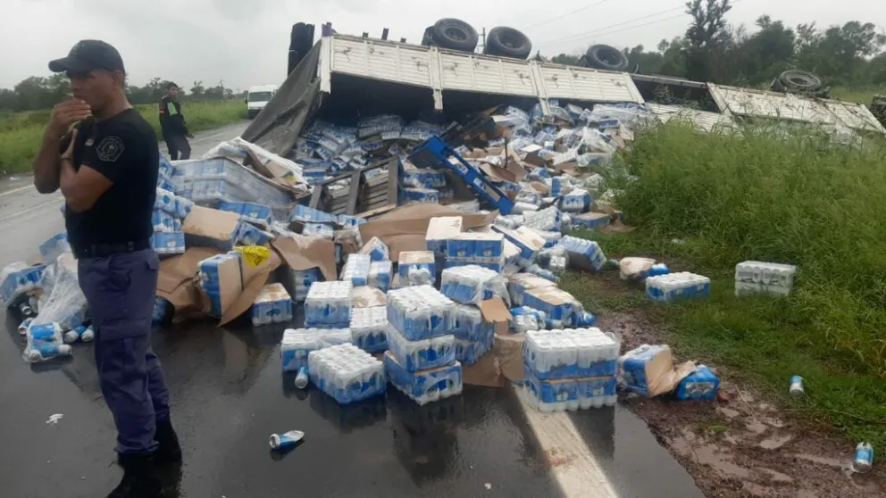 Impresionante vuelco de un camión de cervezas: un niño herido y saqueadores descontrolados