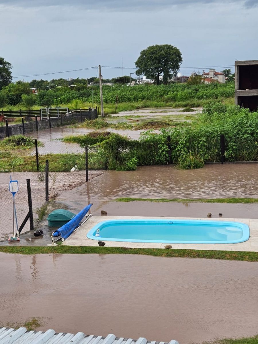 Grave denuncia al Grupo Mday y al intendente Carlos Folloni por un barrio completamente tapado por un río 