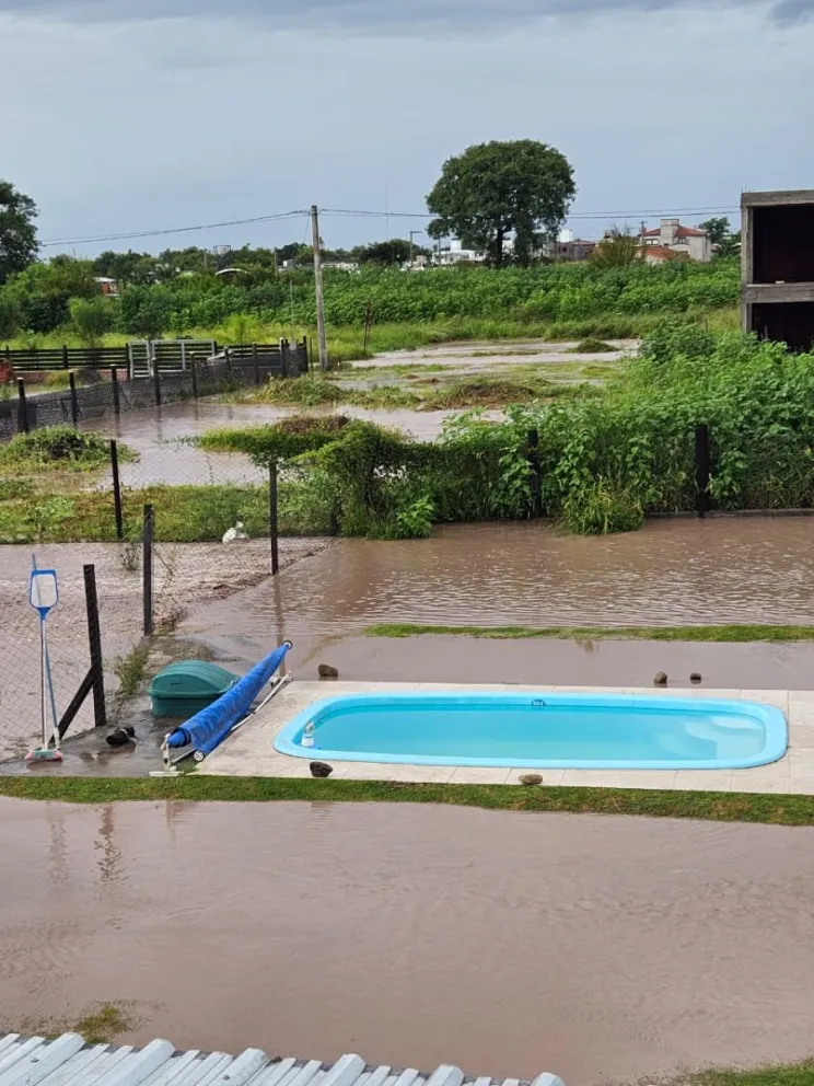 Grave denuncia al Grupo Mday y al intendente Carlos Folloni por un barrio completamente tapado por un río 
