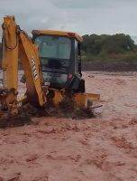 Una máquina excavadora municipal fue abandonada en el rio 