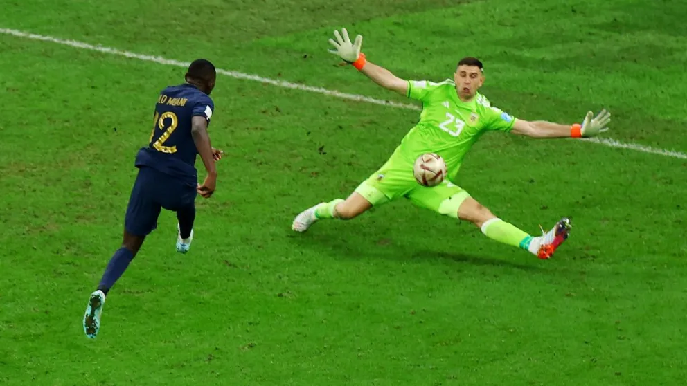 No lo deja en paz: Dibu Martínez apuntó contra Kolo Muani por la atajada contra Francia en el Mundial
