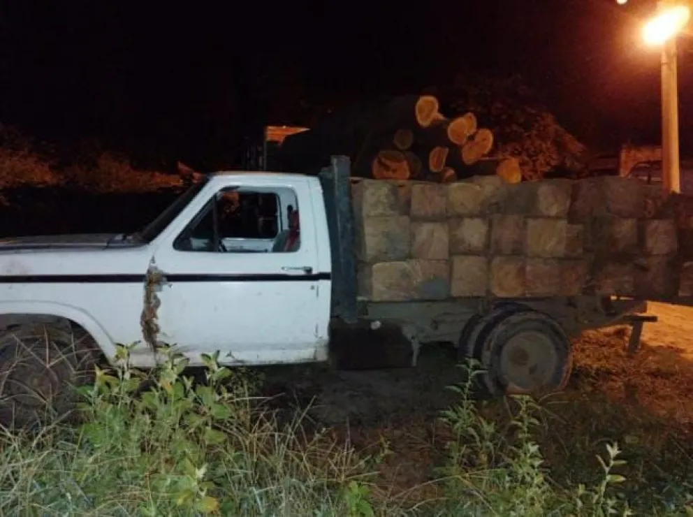 La policía detuvo a un camión por contrabando: esto transportaban ilegalmente