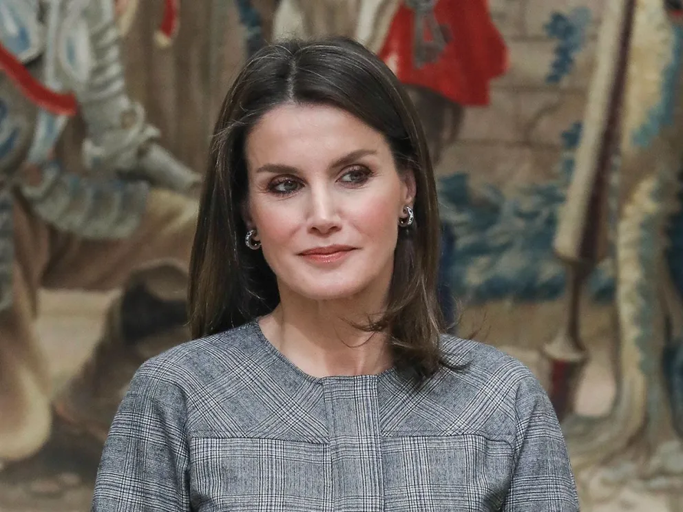 Toque chic en la realeza: la reina Letizia impone y deslumbra con una prenda cómoda y versátil