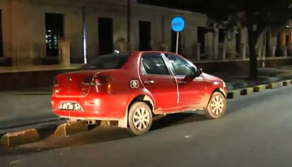 Conducía ebrio, chocó contra bodoques y prefirió perder el auto que hacerse el test 