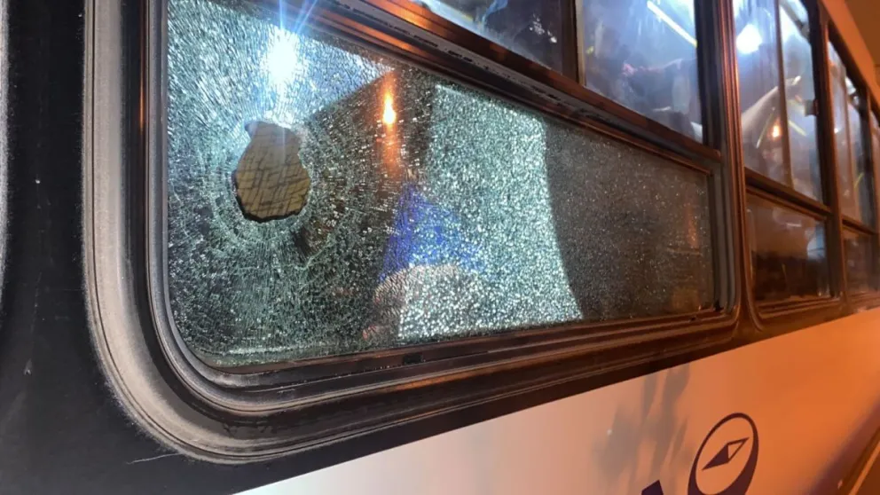 El colectivo de una comparsa salteña fue apedreada por delincuentes en Joaquín V. González