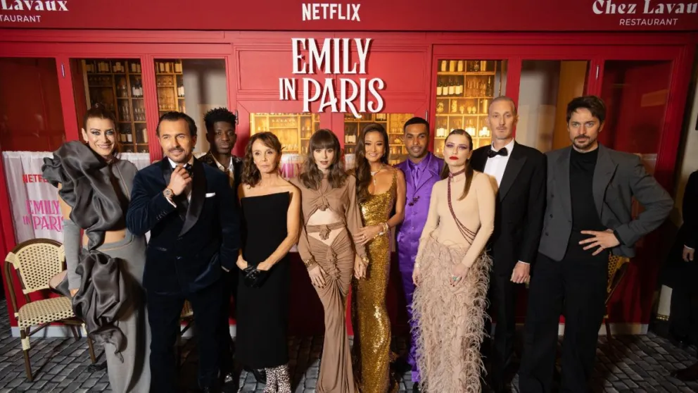 Los detalles del actor de "Emily en París" que se volvió una celebridad internacional: toda su carrera