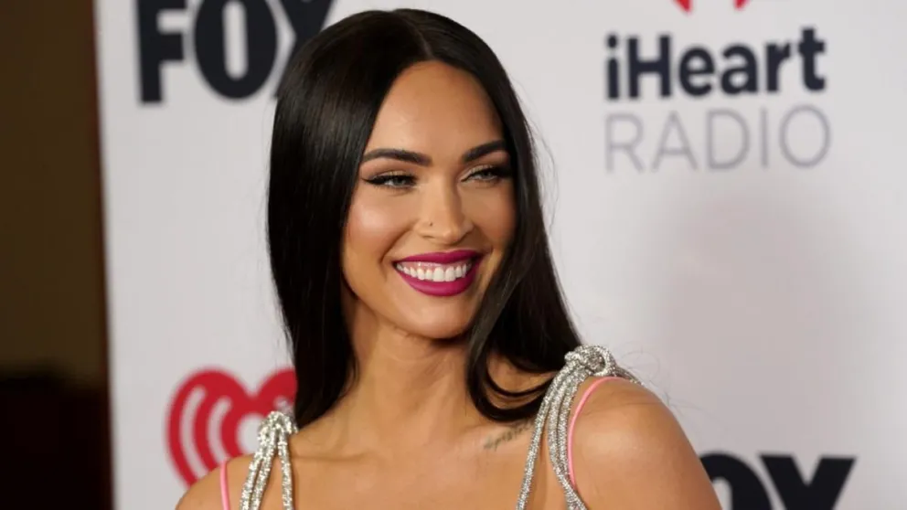 Es igual: esta es la increíble doble de Megan Fox que la imita en redes, causa furor y gana millones