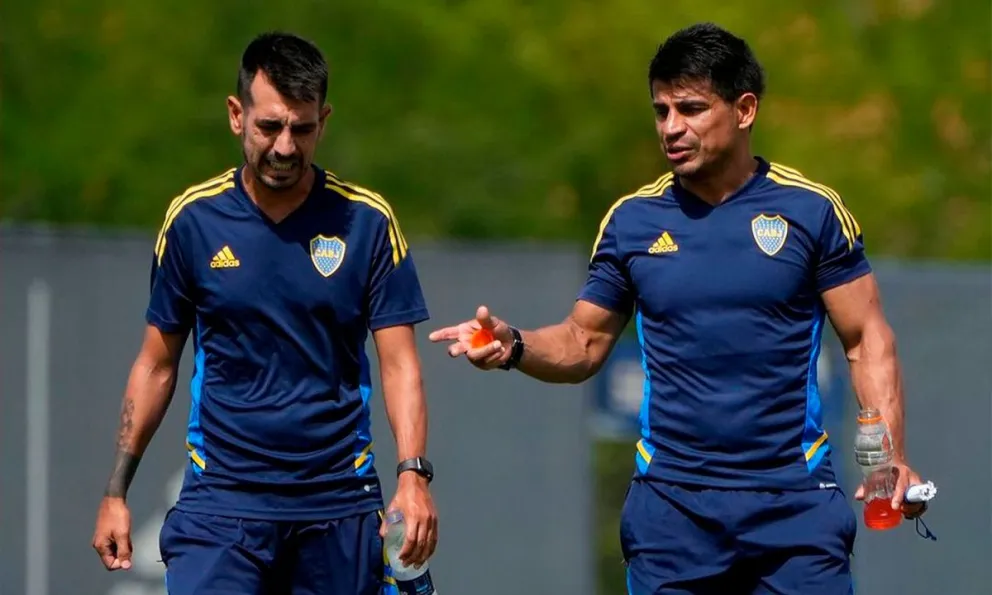 Arde la crisis en Boca: un ayudante de Hugo Ibarra rompió el silencio y habló sobre la relación con Riquelme