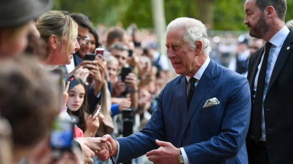 ¡Camilla a las risas!: Carlos III ejecutó una curiosa actividad y se rindió en el primer intento