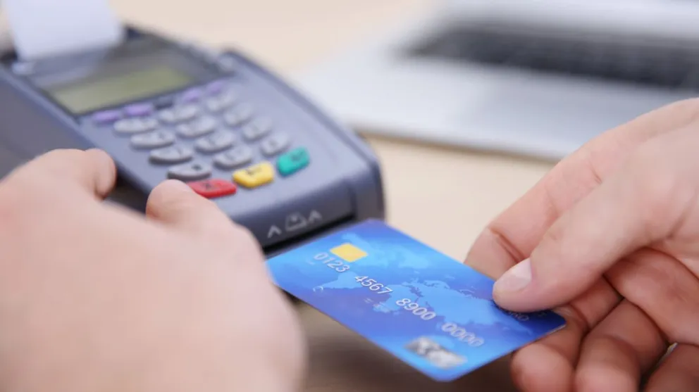 Por Ley, las operaciones con tarjeta deberán hacerse a la vista del cliente     