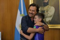 Gustavo Sáenz recibió al niño de Embarcación que emocionó a la Selección Argentina 