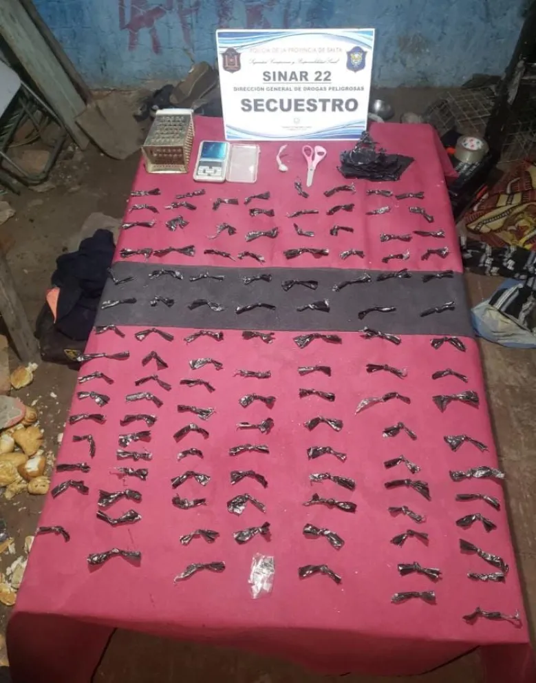  Allanamiento en Barrio Mitre: la policía secuestró alrededor de 120 envoltorios de cocaína