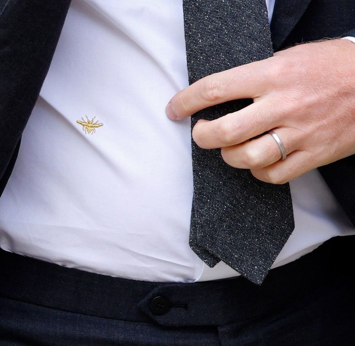El detalle de la camisa de Harry.