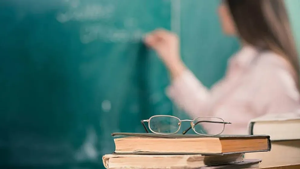 Una maestra es denunciada por tener una relación con un alumno de 12 años: sigue dando clases 
