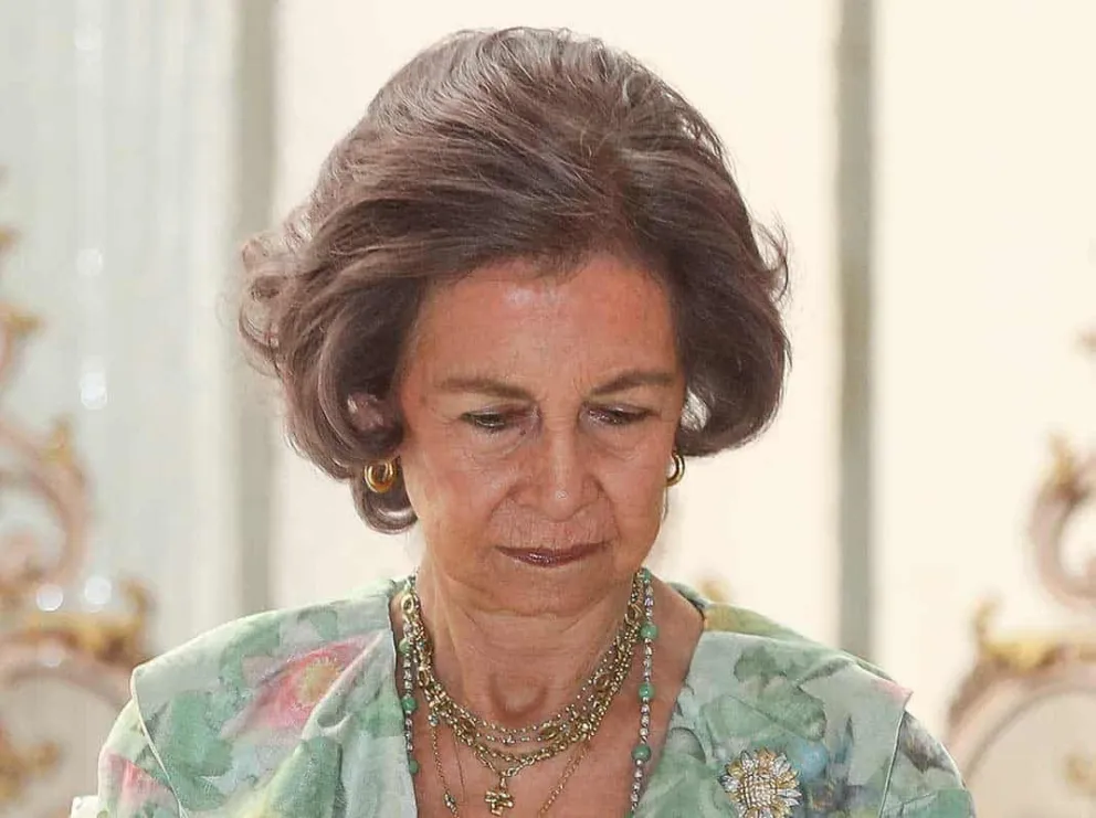 Conmoción en Zarzuela: la reina Sofía fue ofrecida a un grupo de hombres por Juan Carlos I