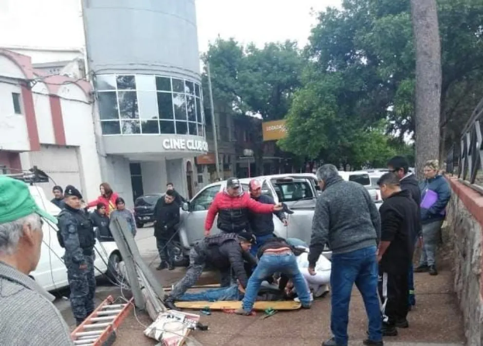 Increíble: un operario subió a arreglar un poste y terminó de la peor manera