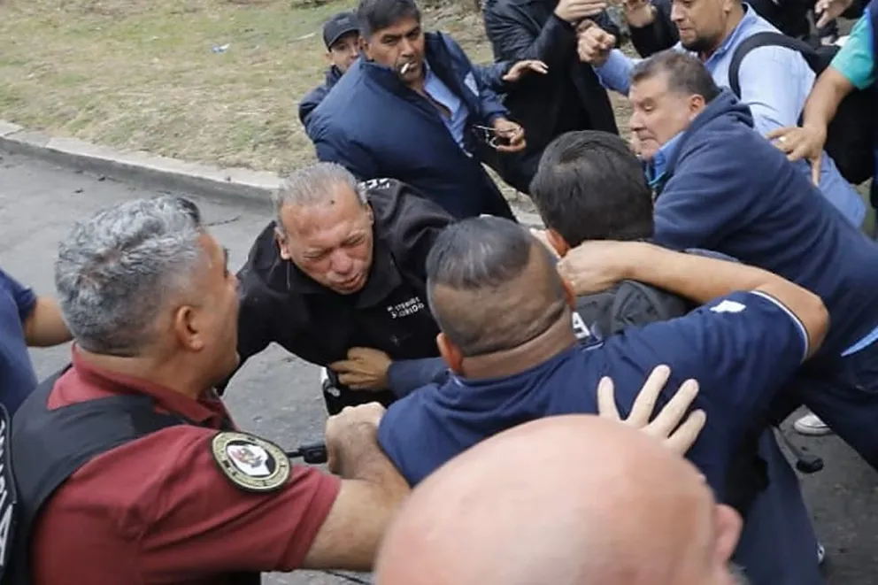 Golpearon brutalmente a Sergio Berni en un piquete por el colectivero asesinado en un robo 