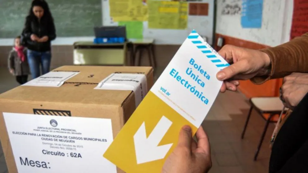 Diputados buscan que empleados públicos y titulares de planes denuncien si los obligan a hacer campaña  